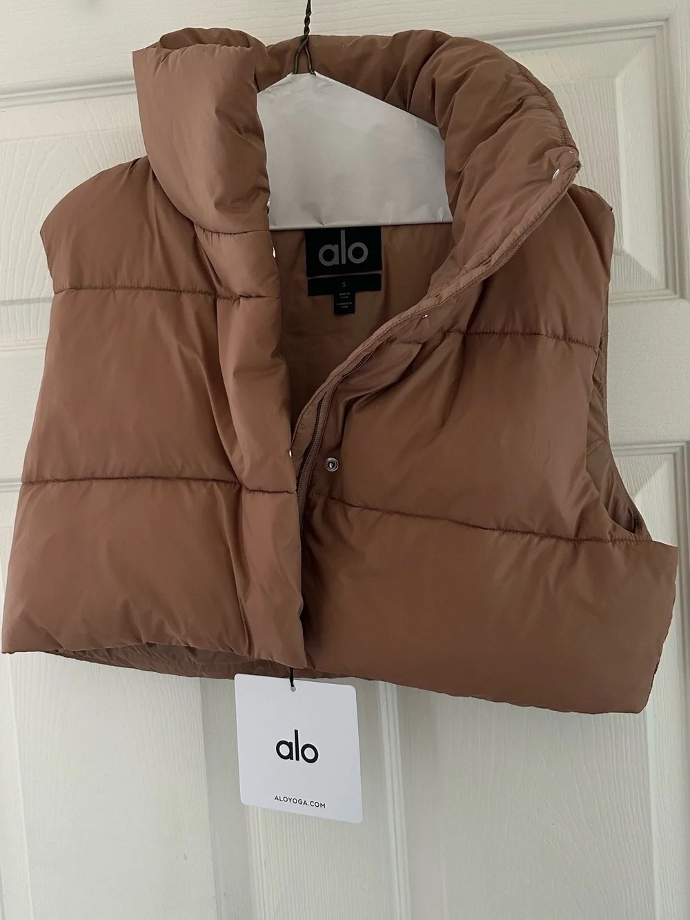 NWT ALO Yoga Extreme Cropped Gold Rush Puffer Vest